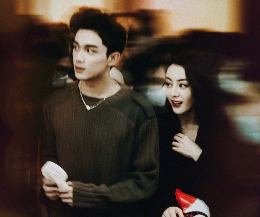 迪丽热巴吴磊新浪扫楼,大方营业甜度爆棚,路人镜头cp感太强_腾讯新闻