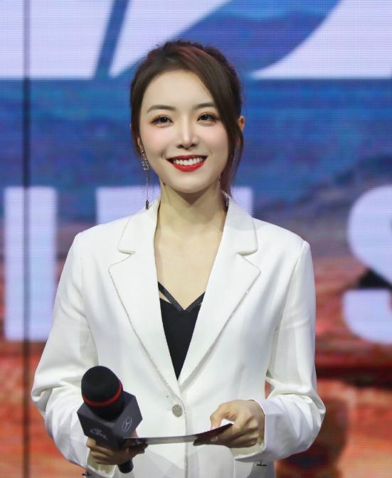 lpl解说余霜内心有多狂野?外网照片被扒,专给欧成看的?