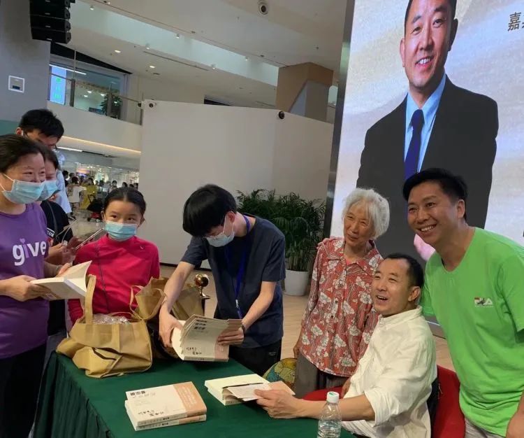 陈行甲新书首谈50年跌宕人生:卸下荣光,从此只是"公益人"_腾讯新闻