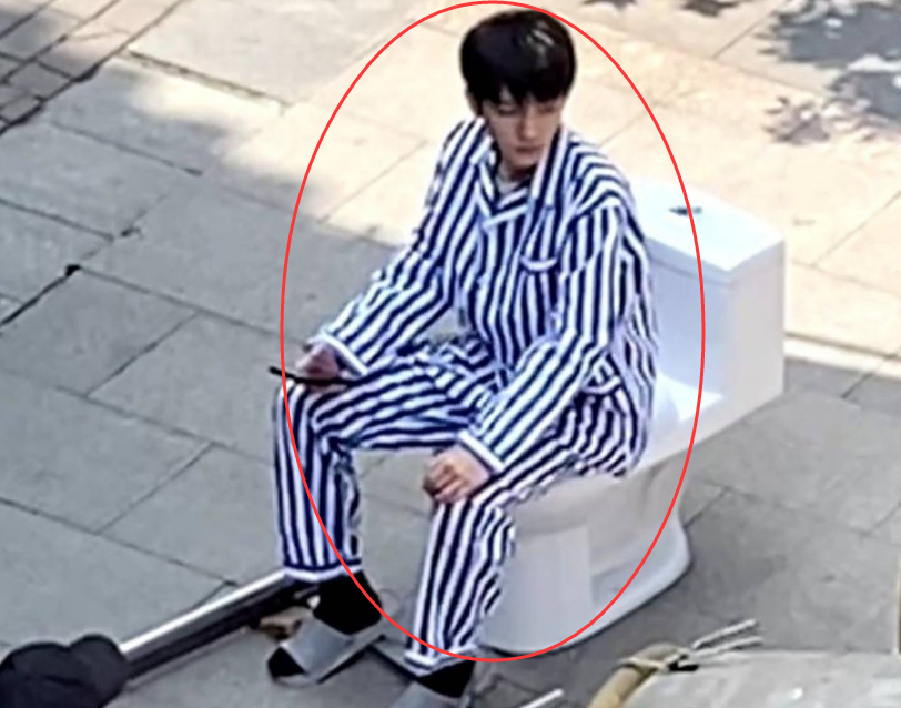 《重生之门》路透,王俊凯当街坐马桶,穿病号服真实身材藏不住了