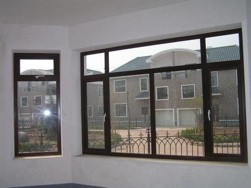 系统门窗不仅仅要求型材,玻璃,五金,纱窗,辅料等都有品质保障,同时