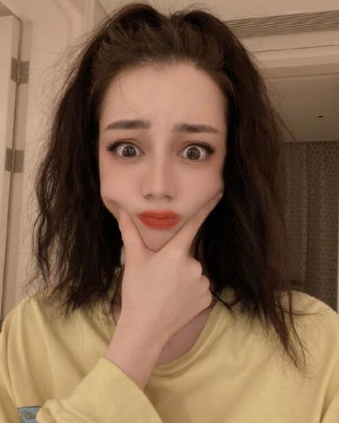 迪丽热巴晒可爱自拍对镜卖萌大眼电力十足
