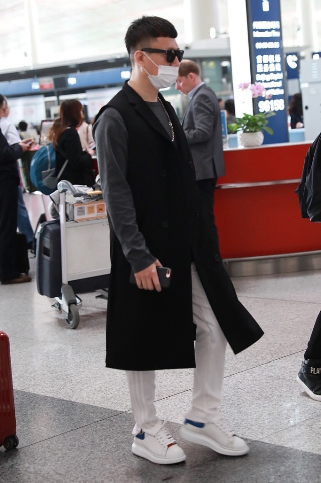 50岁的孙红雷还挺时髦塑料雨衣配锅盖头还似年轻小伙子