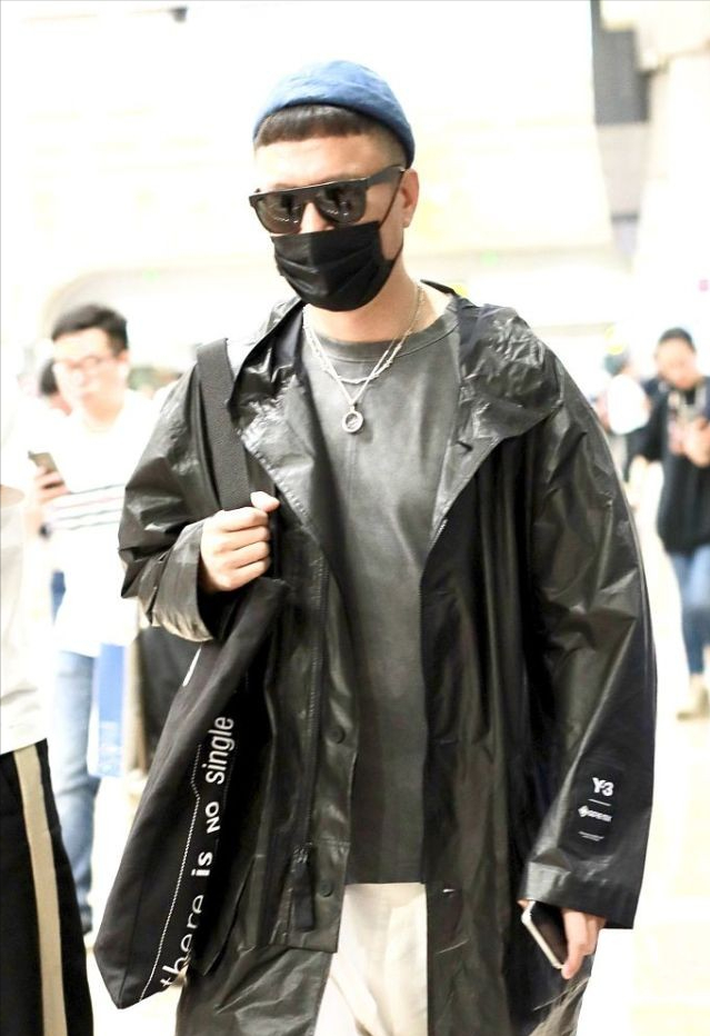 50岁的孙红雷还挺时髦塑料雨衣配锅盖头还似年轻小伙子