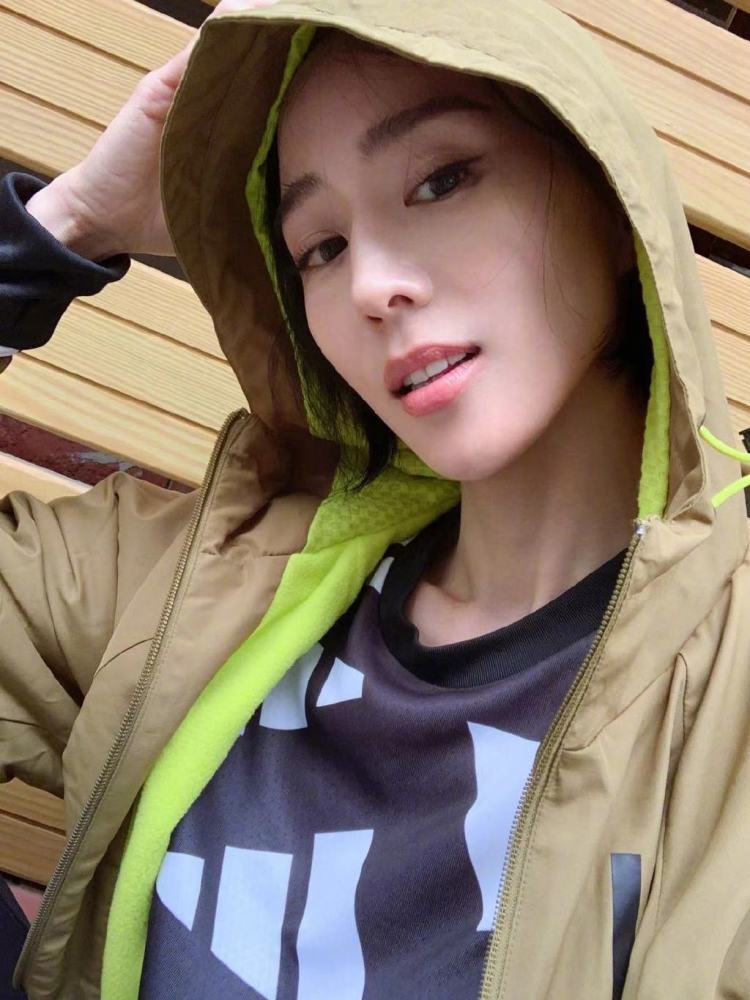 张钧甯素颜露面,为戏暴瘦成纸片人,面容暗黄憔悴气色差