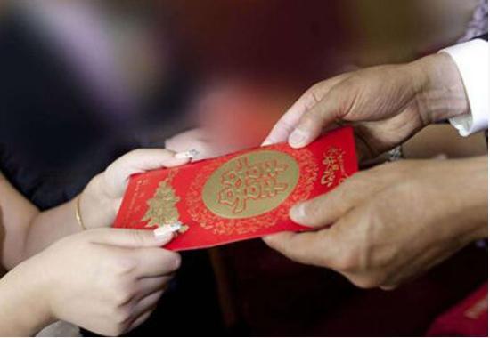 娶城里媳妇回家婚礼当天妈妈给红包改口费她拆开红包后不叫妈