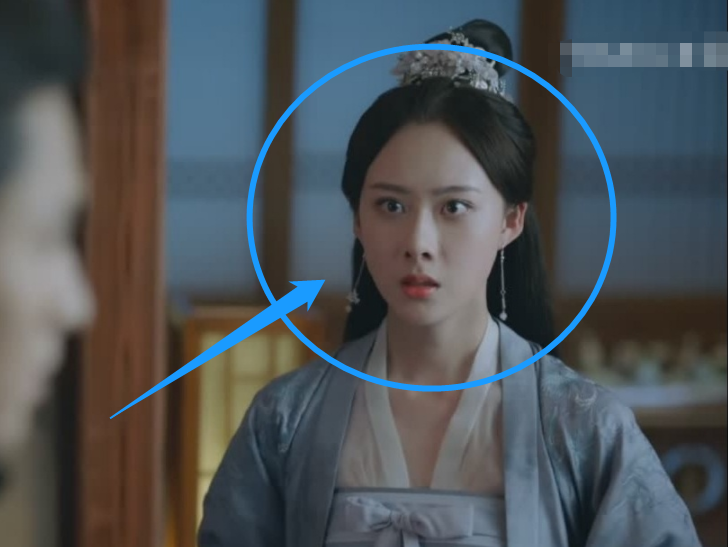 曹曦月在《山河令》中的打扮很贵气,"郡主"的打扮,确实也让不少人眼前