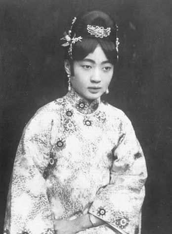 婉容真实老照片:颜值堪比佳人,女儿出生被扔锅炉,图5是时髦照