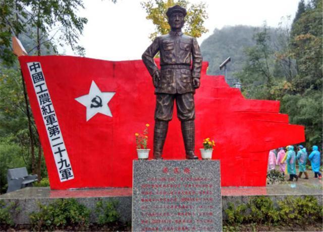 敌人趁此机会,对红29军余部发起疯狂进攻,群龙无首的红29军很快溃不成