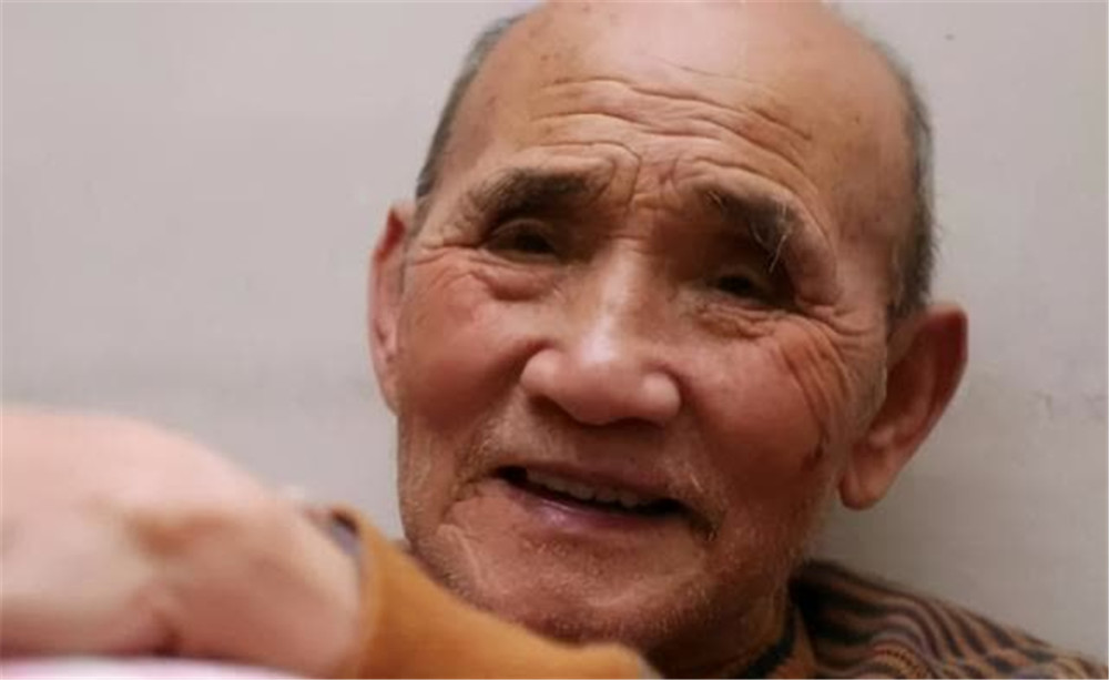 一碗白水,一个馒头,92岁的老人感动了全中国,数万人自发送行