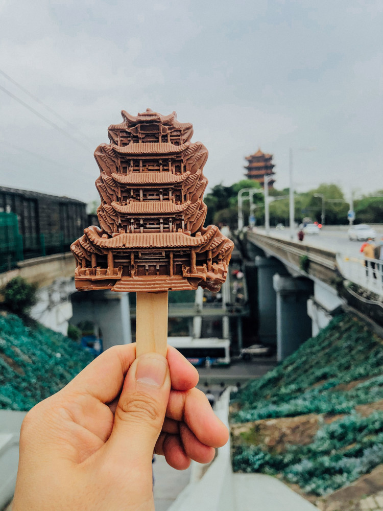 近日,武汉著名5a级景区黄鹤楼,推出楼宇造型的雪糕,形状逼真,细节惊人