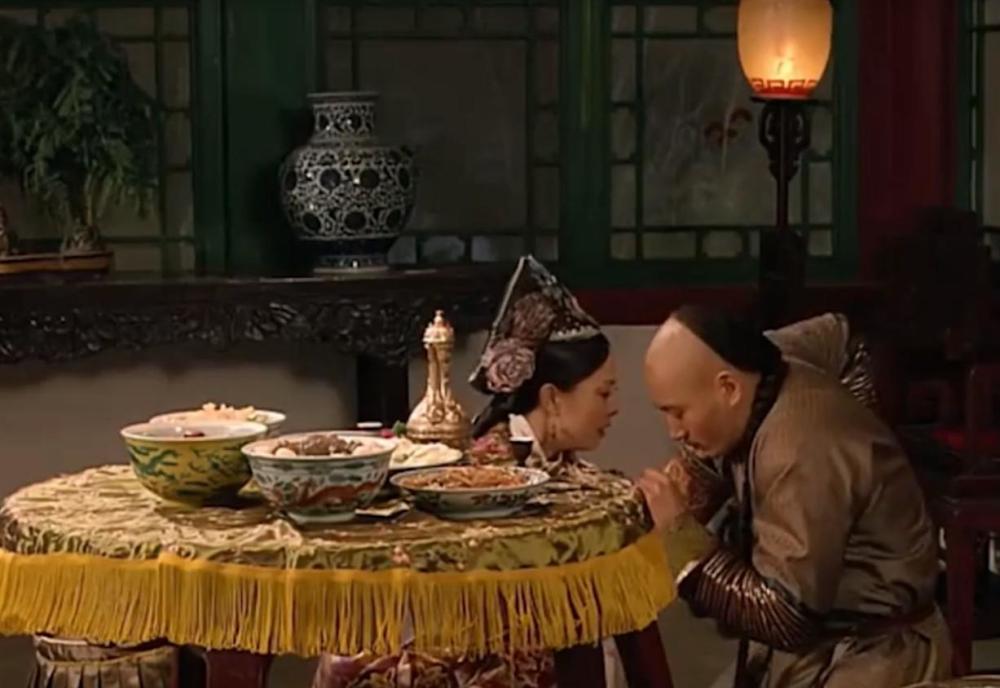 果郡王喝下毒酒时无意间一个动作表明他清楚双生子的真实身份