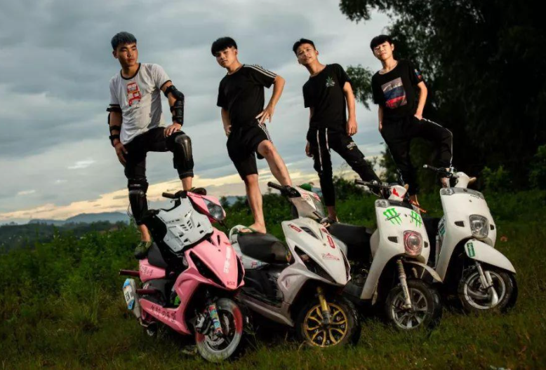 广西北海1鬼火少年满身伤痕回家母亲直接拿锄头砸车