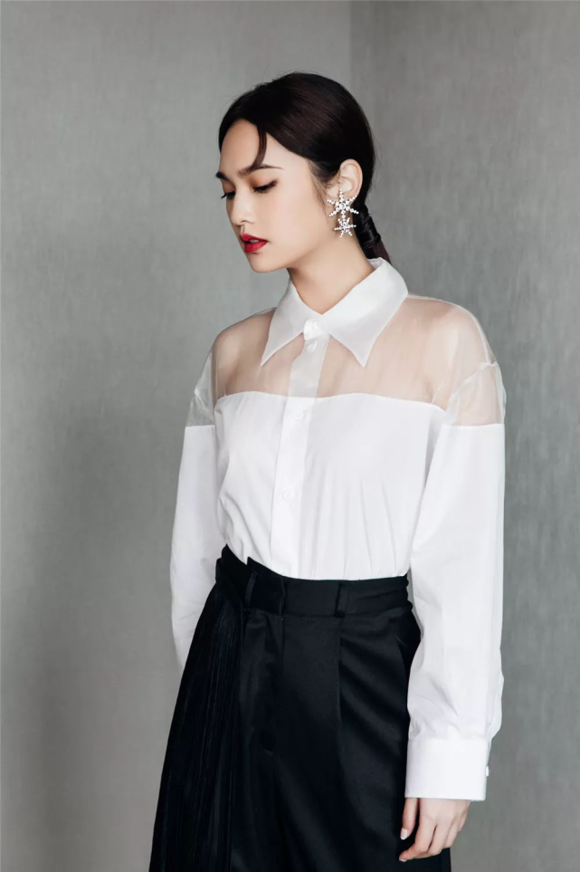 杨丞琳才是真浪姐穿白色连体裤摩登高调腰部镂空让人心动