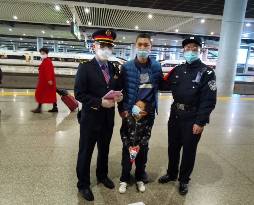 4月5日,长沙客运段动二车队值乘的g1352次从江山站开出不久,一名孩子