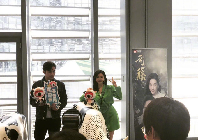 "司藤夫妇"太甜了,景甜穿西装裙变御姐,张彬彬帅气暖萌