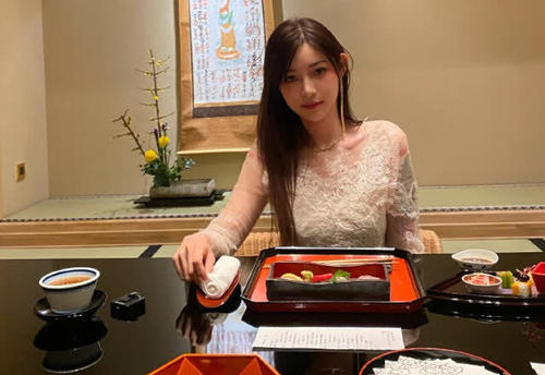 机车加美女带来的冲击力无疑是双倍的,因此痞幼在