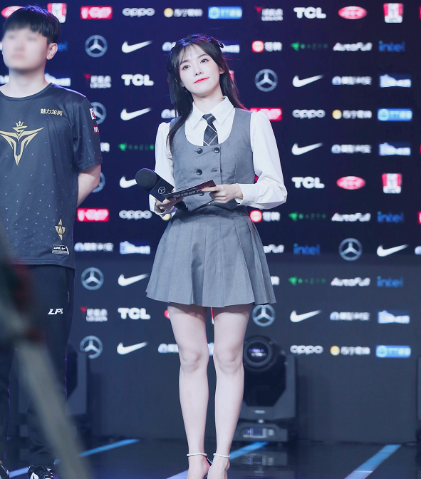 虽说小钰是"lpl四朵小金花"之一,不仅容貌姣好,身材匀称,而且业务能力