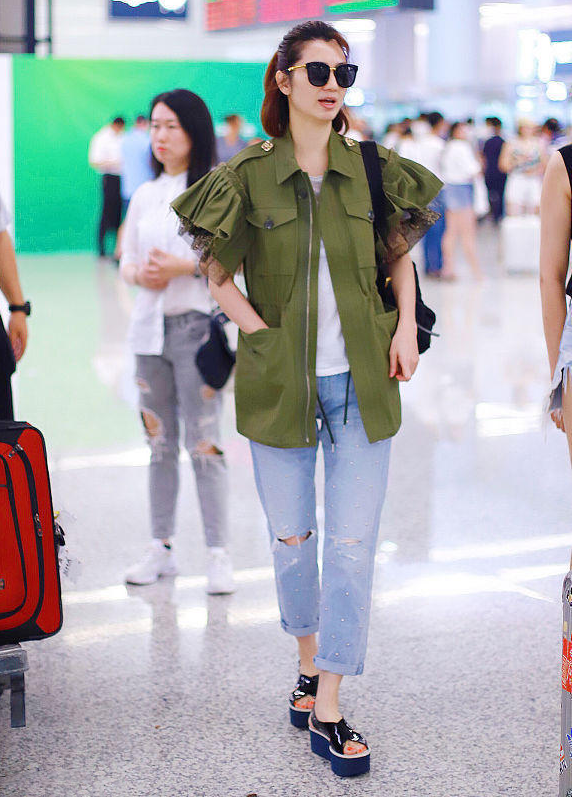 49岁洪欣真厉害,军绿色外套配破洞牛仔裤太减龄,看着像个大学生