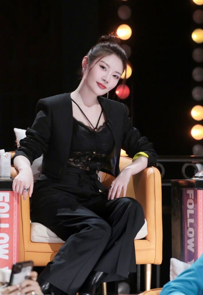 徐冬冬西装造型太酷网友赞其气质她在节目中鼓励女性展现身材