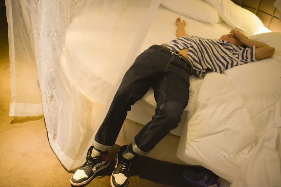 结婚一个月新郎四肢无力起不来查出原因新娘痛哭要离婚