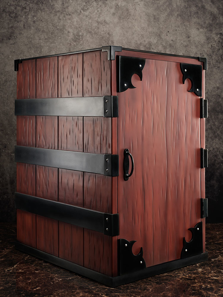 5 厘米,除了还原细致的杉木木纹与金属制边框图样,背面也有背带的设计