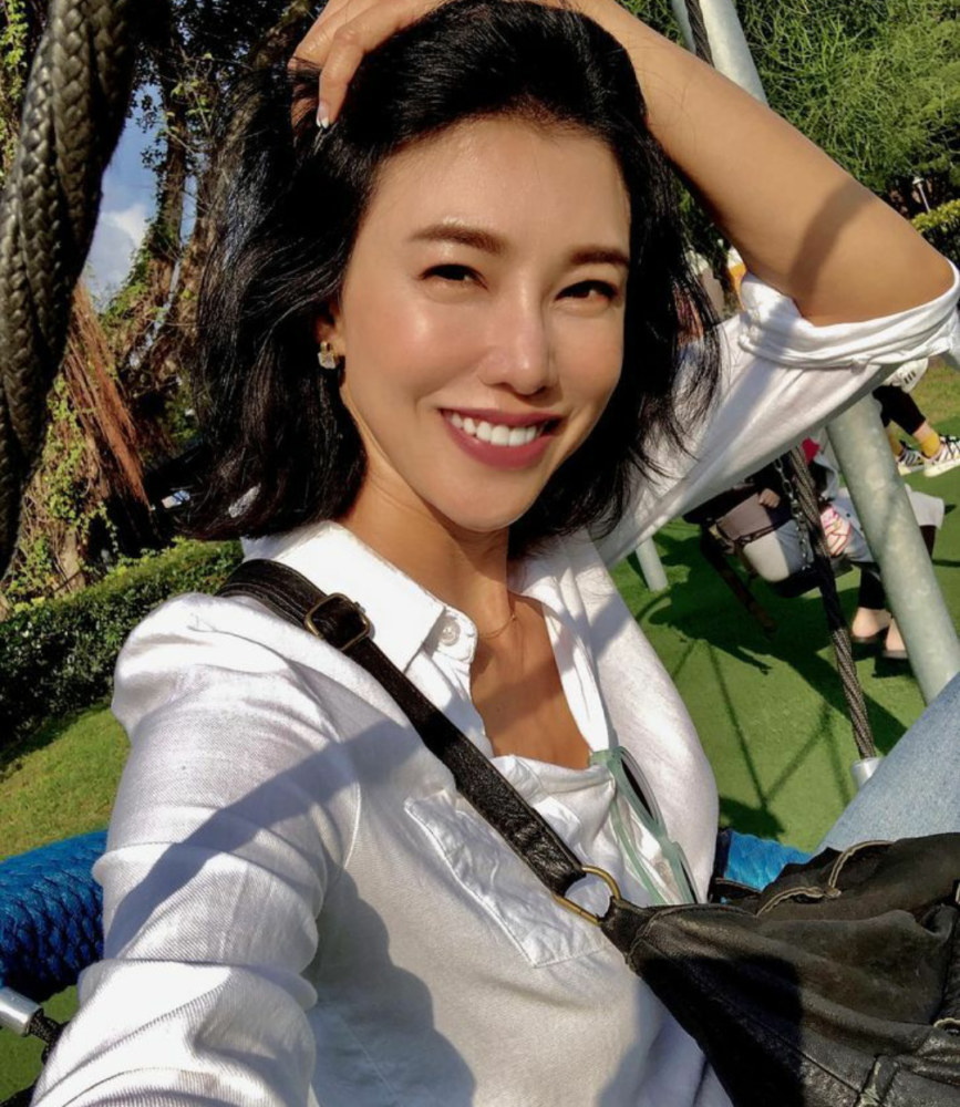 52岁美女主持徐晓晰不会老晒照秀马甲线皮肤紧致身段超好