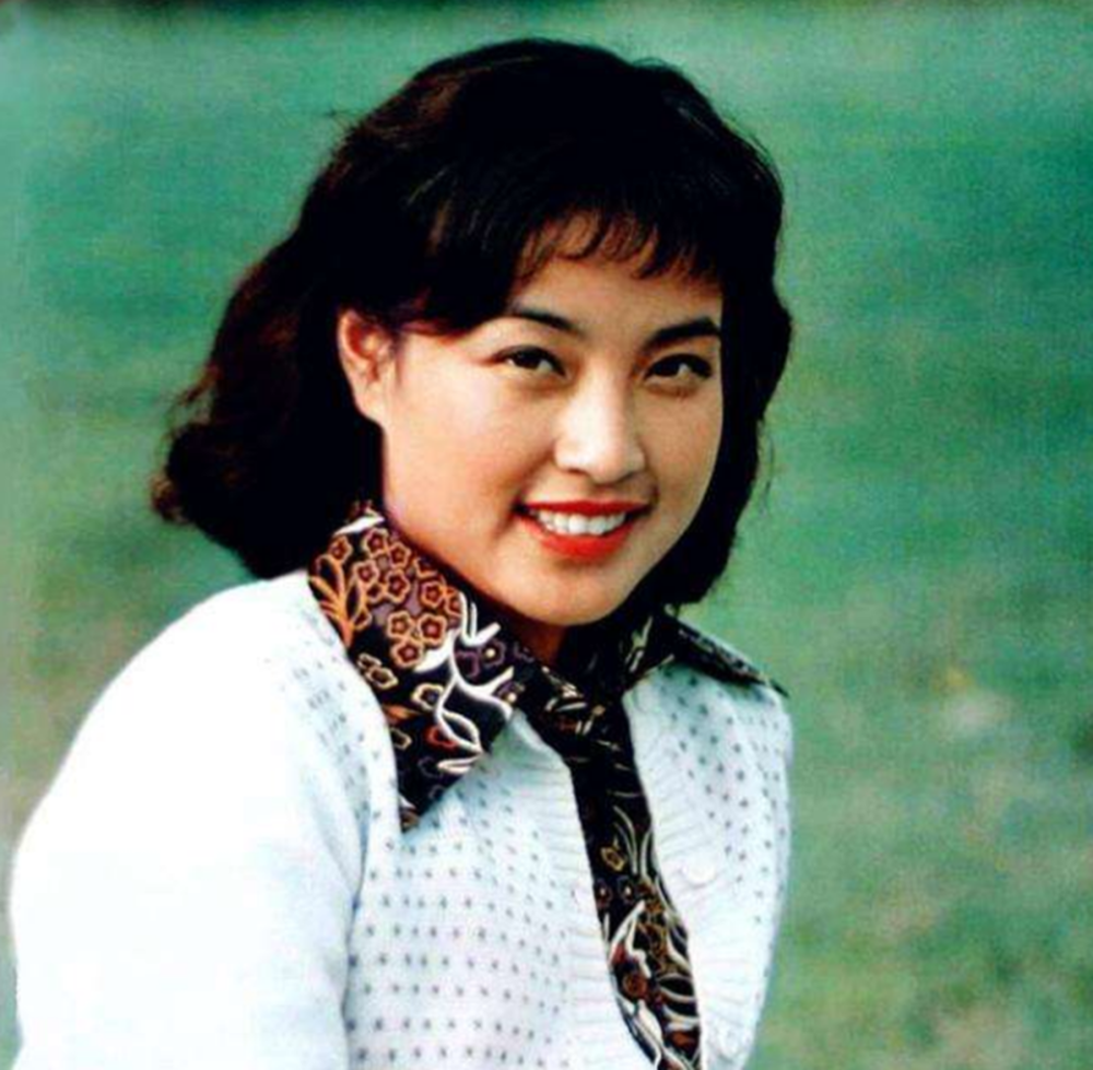 1987年,丈夫拎着煤气罐点燃火柴,刘晓庆跪地:我再也不敢了