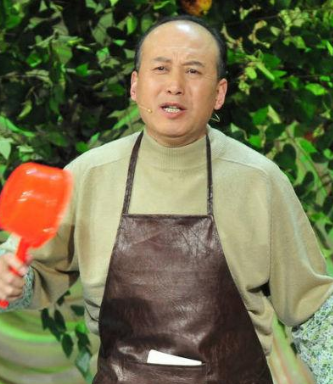 但是就在2010年,郭达在春晚的舞台上表演完小品《家有毕业生》后,就再