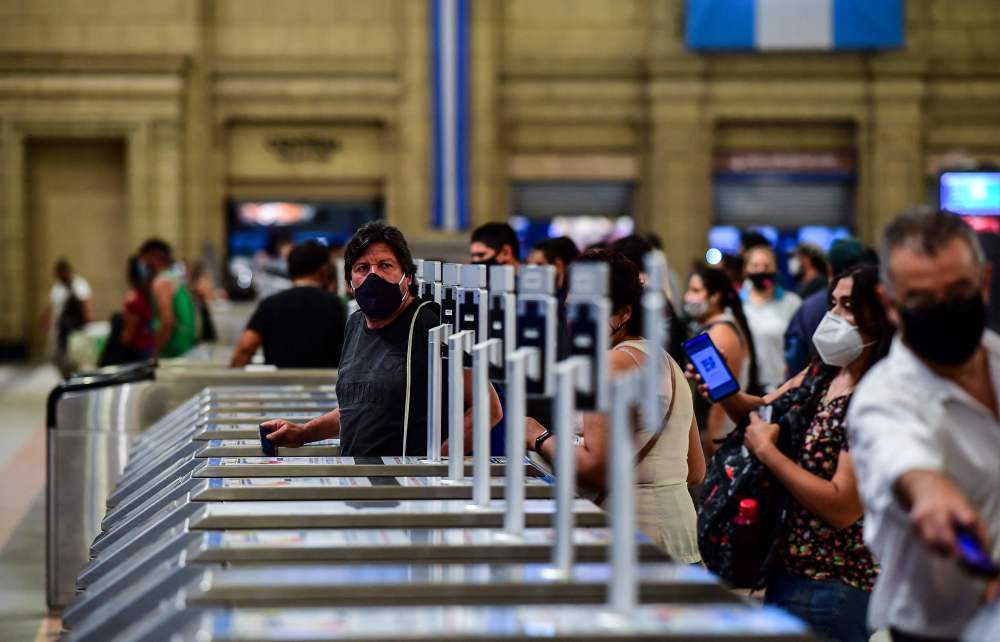 阿根廷单日新增新冠确诊病例超两万例