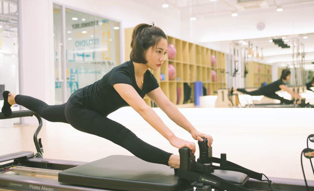 动作一:仰卧提拉