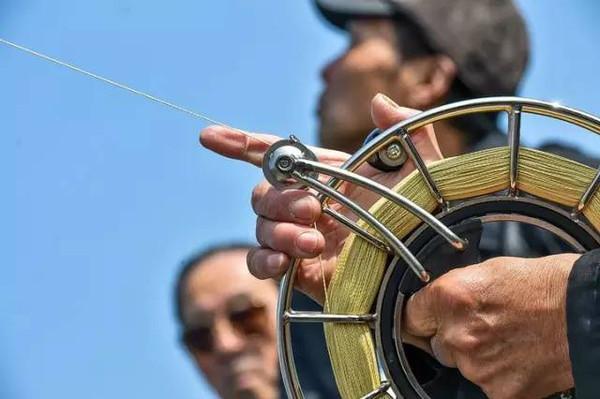 手中的风筝线也可以伤人!