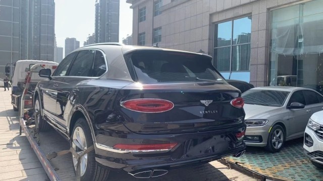 运动suv杰出代表宾利添越双色车身v8动力游刃有余