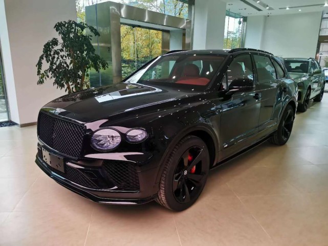 2021款宾利添越车身尺寸:长*宽*高5141*1998*1742 mm,轴距2992mm,属于