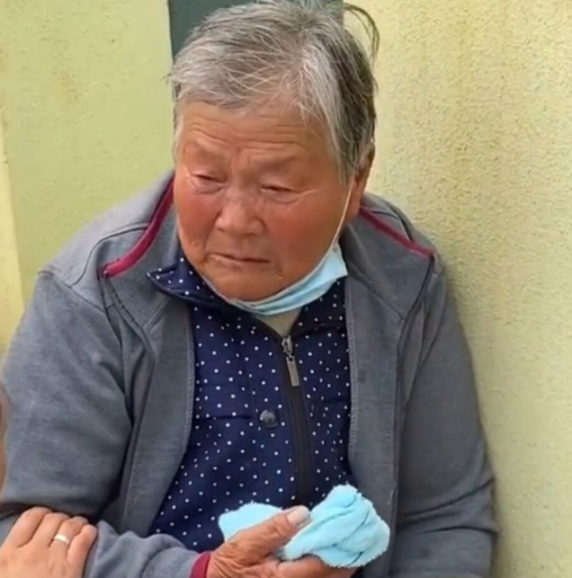 山东籍烈士母亲千里远赴云南墓碑前哭得肝肠寸断感动众人