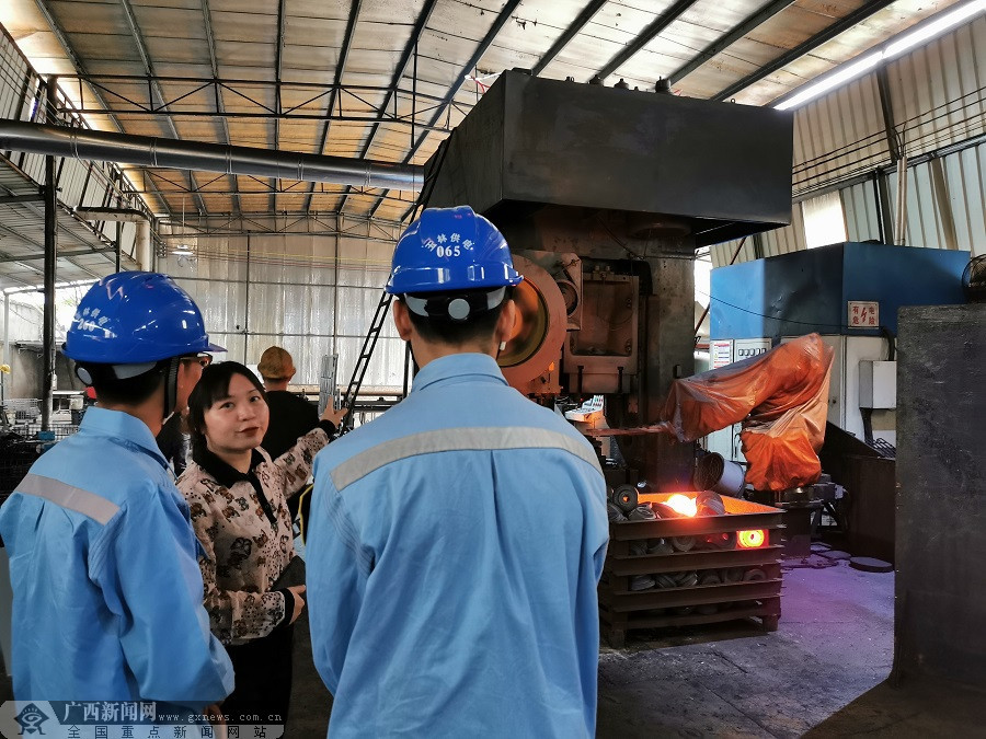 電力部門員工在川迪機器製造有限公司生產車間,瞭解生產用電負荷.