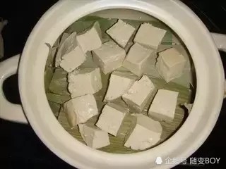 自制腐乳 材料:老豆腐,白酒,幹辣椒末,鹽,白糖,雞精,調和油.