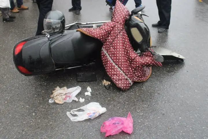 摊上事了高邮一市民骑电动车撞人逃逸全责