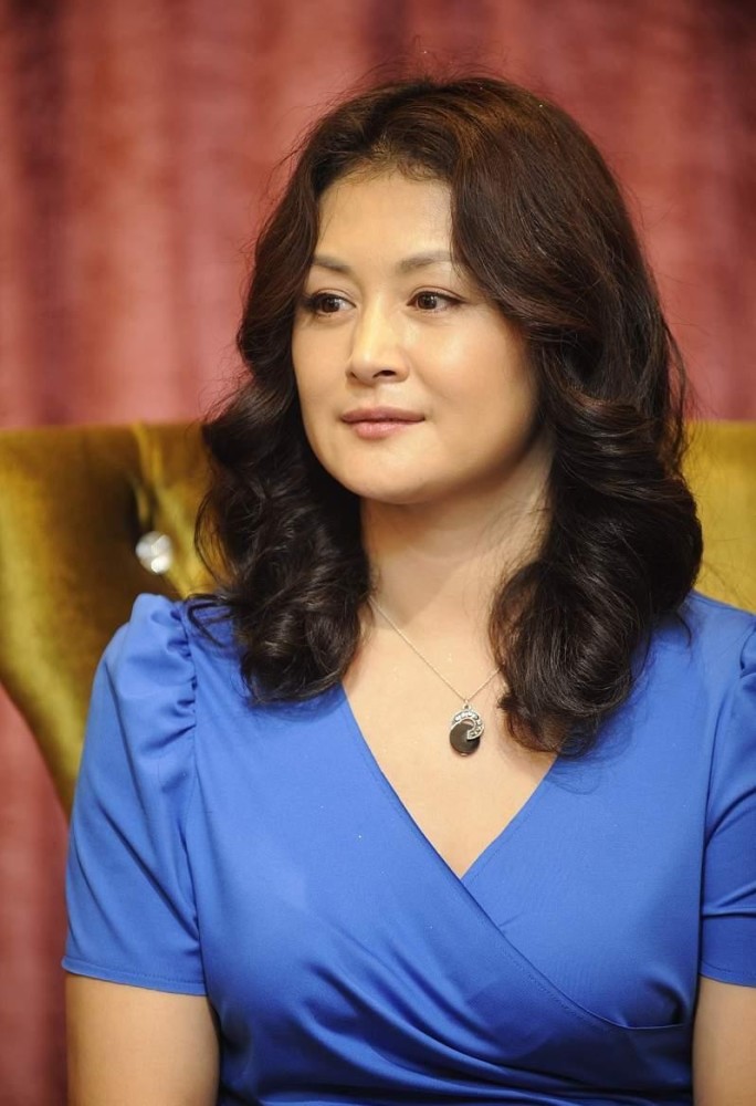 于月仙的身材真不一般,穿蓝裙气质复古高贵,都不像"谢大脚"了