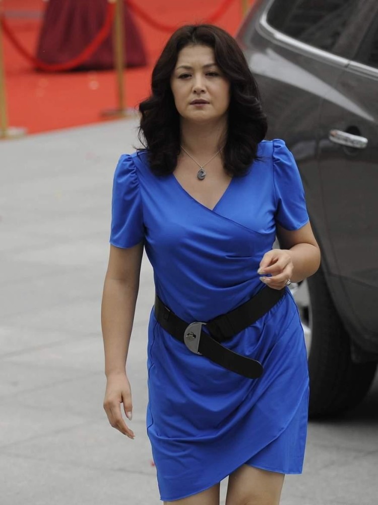 于月仙的身材真不一般,穿蓝裙气质复古高贵,都不像"谢大脚"了