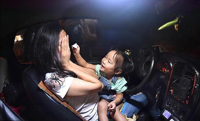 单亲妈妈带女儿跑出租,一天毛收入400,深夜4点抱着沉睡女儿回家