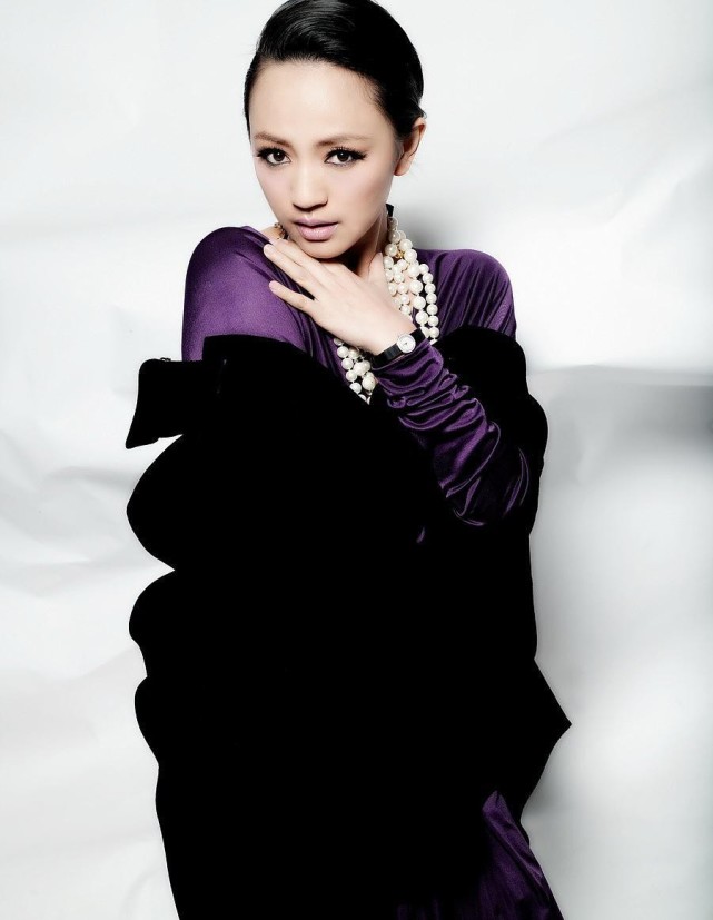 罗海琼不愧是"妲己",穿一身紫色也很高贵,发型一般人欣赏不了