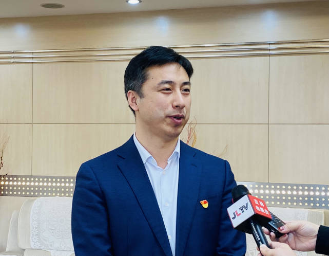 吉林省商务厅招商引资综合协调处处长谢峰介绍有关情况在做实全年项目