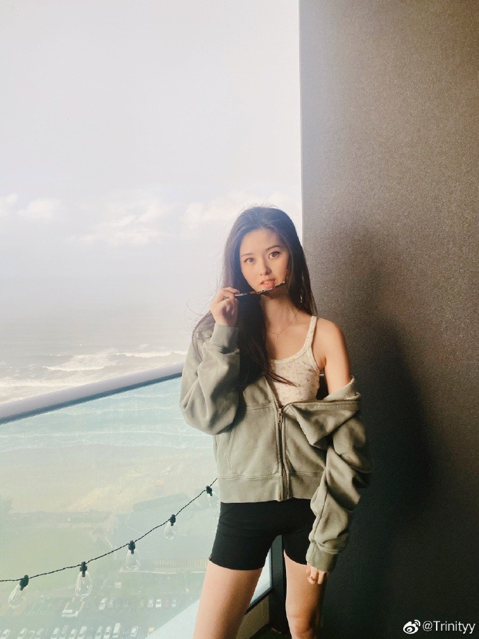 百亿千金廖思惟穿吊带衫秀香肩,神态似足廖镇汉,靓