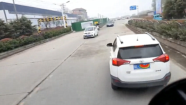 临颍:京广涵洞下一轿车低速行驶,后方大车强行超车,差点出车祸