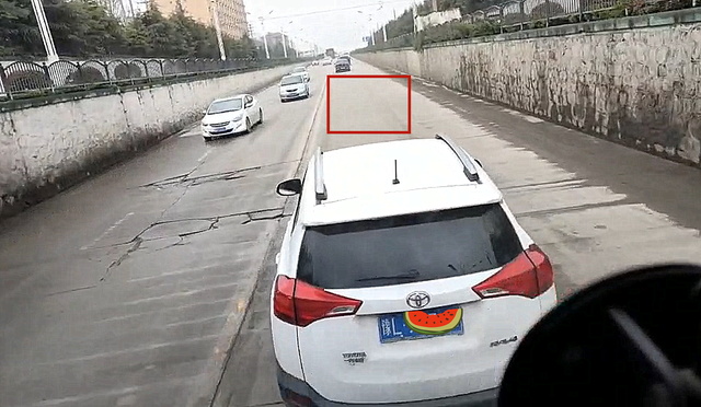 临颍:京广涵洞下一轿车低速行驶,后方大车强行超车,差点出车祸