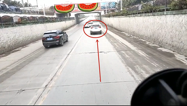 临颍:京广涵洞下一轿车低速行驶,后方大车强行超车,差点出车祸