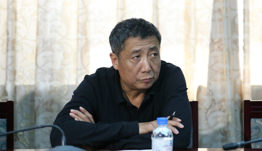 学乖了?袁超回归首钢教练组 辅助雅尼斯做好裁判沟通