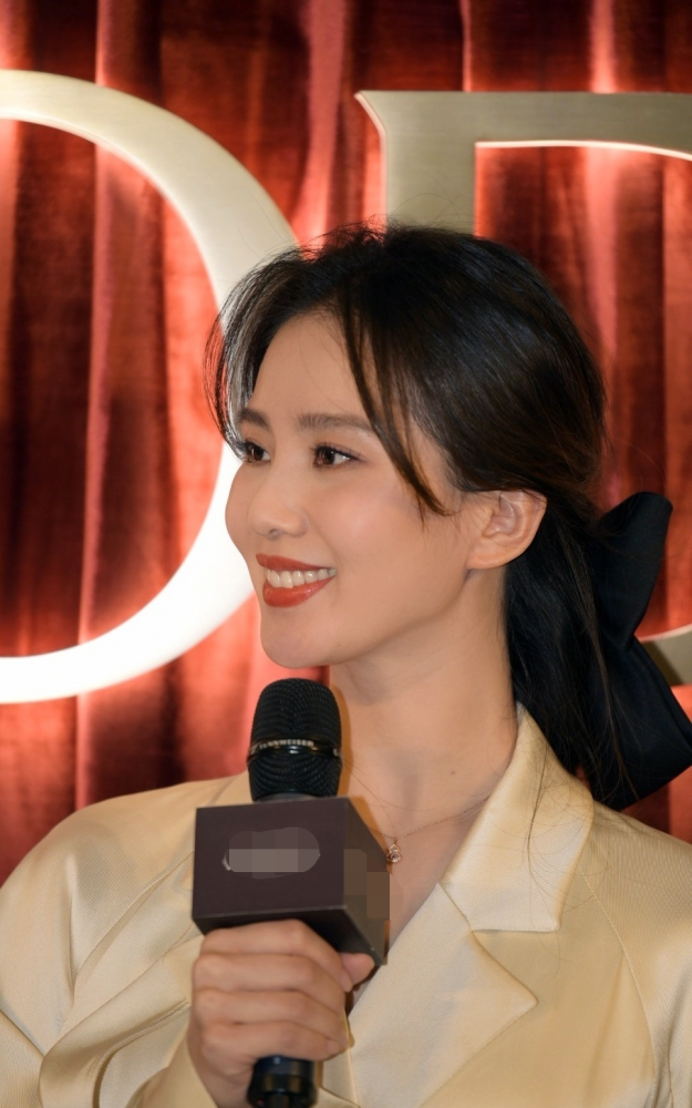 刘诗诗出席活动生图和精修差距大,眼袋重法令纹深还浮粉