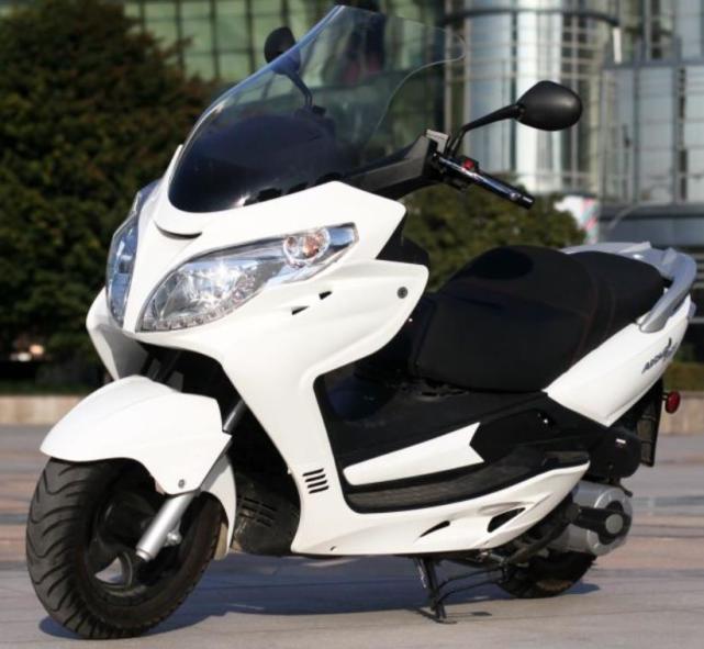 日雅250大绵羊外观媲美铃木汉堡人储物空间大近18万